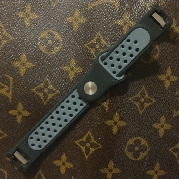FITBIT HM Charge 2 interchangeable Silicone Black & Grey Wristwatch Sports Band - Picture 3 of 7
